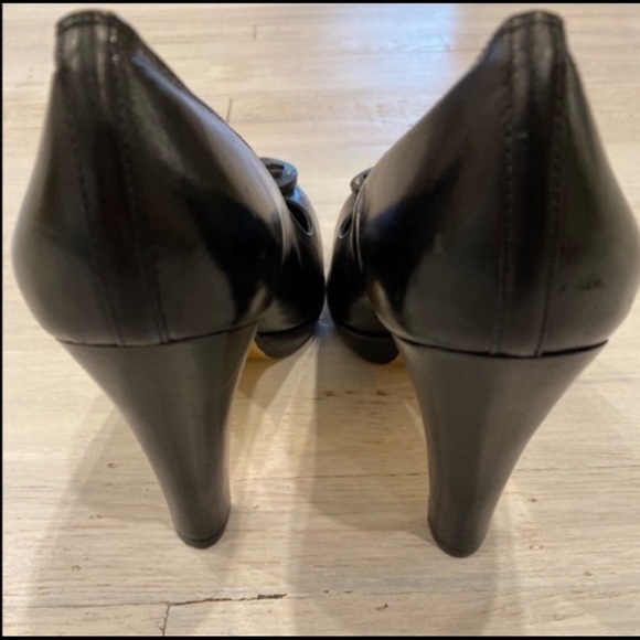 Tory Burch Logo Front Stacked Heels - Picture 5 of 6